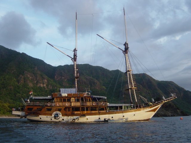 diveboatbalikomodo.jpg